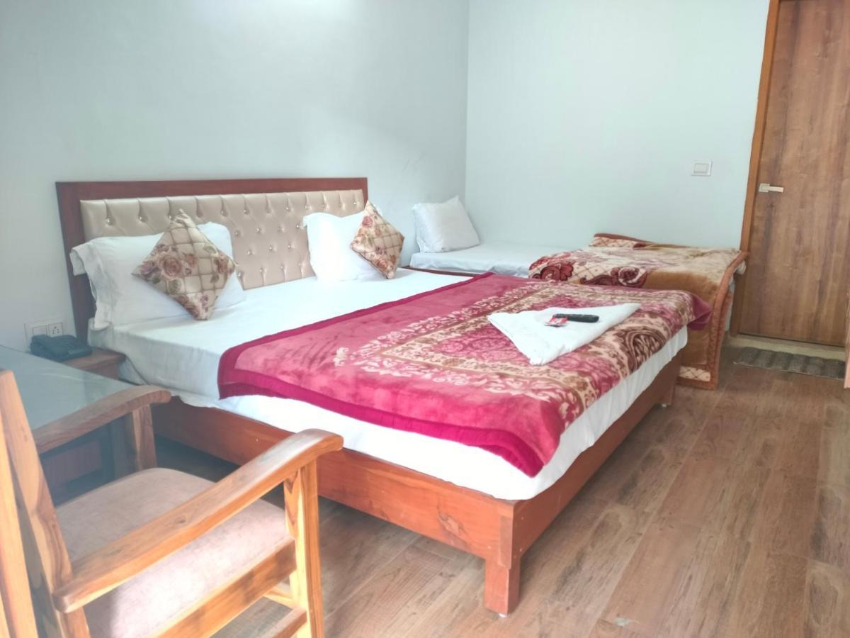 Hotel Studioz Sahastradhara Дехрадун Екстериор снимка