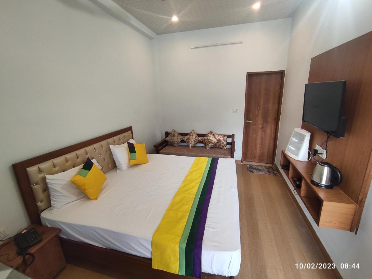 Hotel Studioz Sahastradhara Дехрадун Екстериор снимка