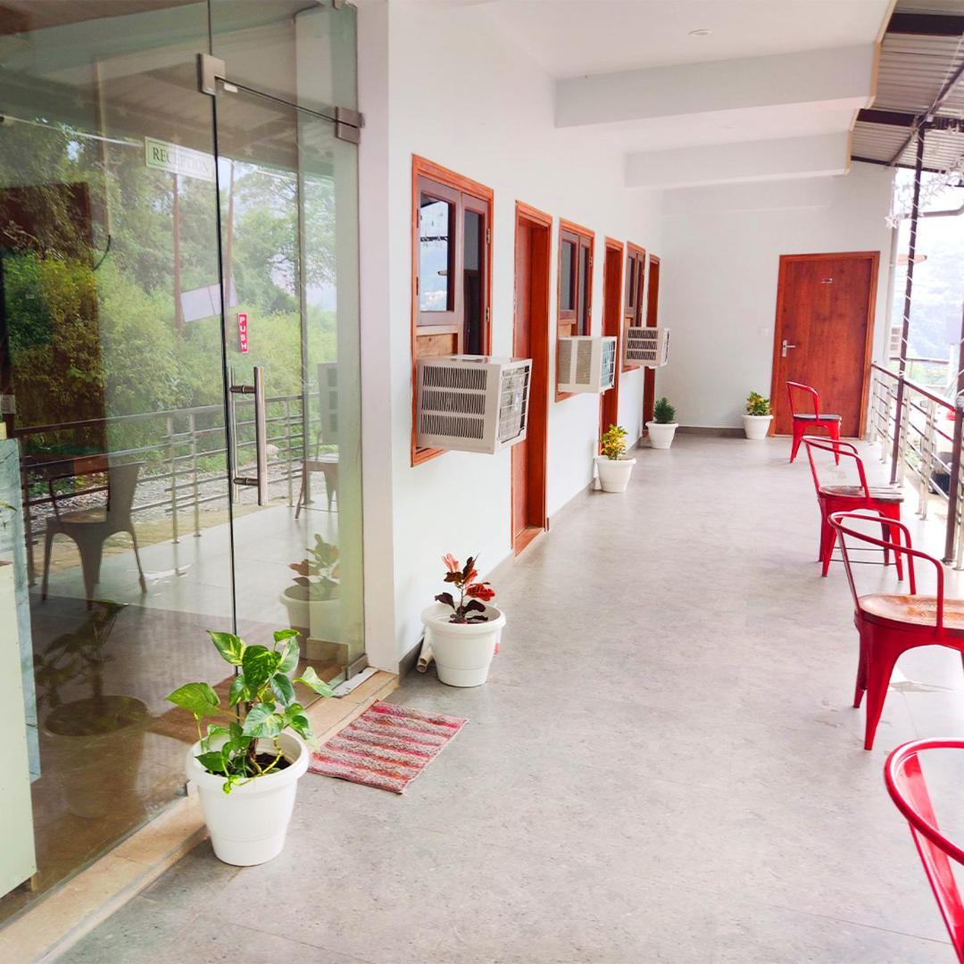 Hotel Studioz Sahastradhara Дехрадун Екстериор снимка